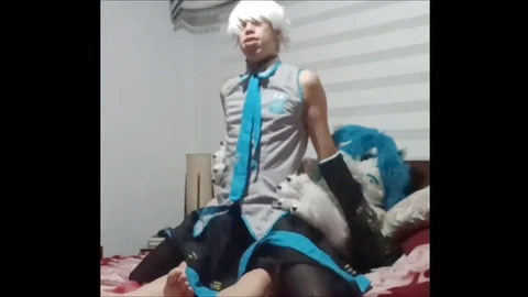 La cosplayer furry vestita di pelliccia, Jayleen The Blue Wolf, punzecchia la sua ragazza Lexi Collins Basto in una scena giocosa.